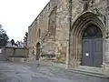 Parvis montrant l'église et la chapelle des pénitents accolée.