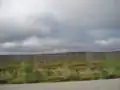 Vue sur la Route de la Baie James à un endroit ravagé par un feu de forêt
