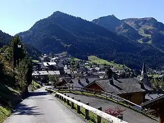 Vue depuis Châtel au nord avec la pointe du Midi (à gauche) et la tête de Linga (à droite).