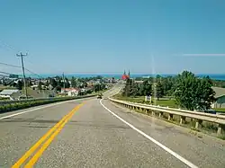 La route 299 descend vers le fleuve Saint-Laurent depuis les monts Chic-Chocs.