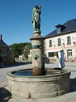 La fontaine de la place de la Mayade.