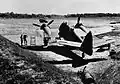Bristol Beaufighter Mark VIF du No. 177 Squadron RAF sur la base de Feni (Inde). À noter, l'empennage à dièdre positif caractéristique de cette version. Date : entre 1941 et 1945.