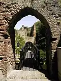 Vue à travers la porte principale sur le château avant.
