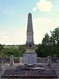Le monument aux morts près de l'église (août&nbsp;2012)