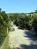 La rue de la Sygrie à Bièvres, qui enjambe le ruisseau.