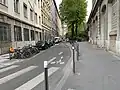 La rue en 2019, depuis le nord, à la hauteur de l'école maternelle Michel-Servet.