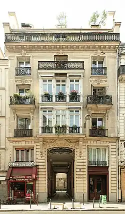 Accès à la rue depuis la rue du Faubourg-Poissonnière.