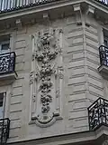 No&nbsp;50, bas-relief à tête de lion dégorgeant un faisceau de fruits et de légumes.