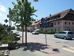 La route nationale Lausanne-Berne traverse le village.