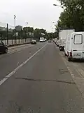 Vue de la rue, dans le sens de la descente.