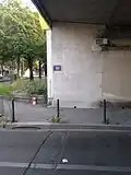 L'extrémité de la rue débouchant sur le boulevard de la Guyane, vue depuis la portion située sous le périphérique.