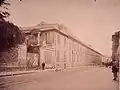 Photographie prise par Eugène Atget en 1898. À gauche l'ancien cabinet d'Histoire naturelle du Muséum, démoli en 1935 et remplacé depuis 1959-1963 par la réserve de la bibliothèque centrale du MNHN. À droite on entrevoit l'ancien Hôpital de la Pitié, démoli en 1912 et remplacé par la mosquée de Paris, des immeubles d'habitation et la clinique Geoffroy St-Hilaire.