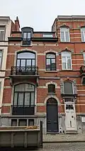 Au no 11 : maison éclectique de deux niveaux de composition asymétrique, sous mansarde, architecte Fernand Conard, 1910. Façade de briques rouges, rehaussée de briques blanches et de pierre bleue.