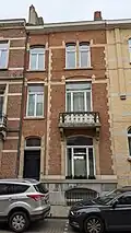 Au no&nbsp;8 : maison éclectique de composition asymétrique, architecte Fernand Conard, 1913. Façade en briques rouges, rehaussée de pierre blanche et bleue.