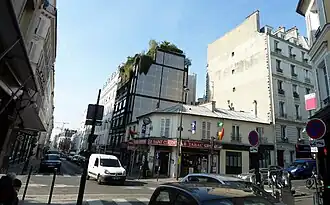Le bar-tabac « Le Saint Claude », rue Legendre et rue Lemercier, à Paris (Île-de-France), portant le nom d’une marque de tabac.