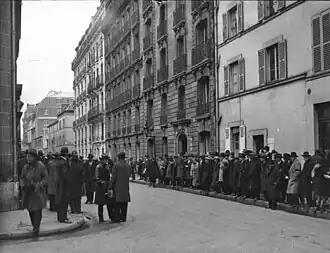 En décembre 1930 : la foule pendant la maladie du Mal Joffre (1852-1931).