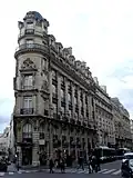 No&nbsp;101 : vue générale de l’immeuble montrant les cariatides.