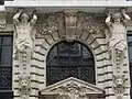 No&nbsp;116 : détails de la façade autour de la porte d’entrée, avec les deux atlantes.