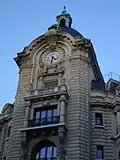 No&nbsp;134 : détails de la façade avec l’horloge.
