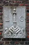Pierre portant les armes de Liège datée de 1592 et replacée à l'entrée de la cour Saint-Remy. Provenant à l'origine de la porte Saint-Martin, elle est récupérée du rue des Bégards no&nbsp;4 lors de la création de la cour.