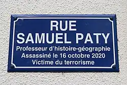 Plaque de rue indiquant Rue Samuel Paty