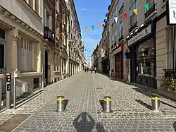 Vue complète de la rue, en direction de l'hôtel de ville, en janvier 2024