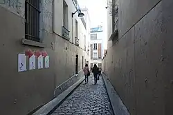 Partie étroite de la rue vue depuis la rue Lepic.