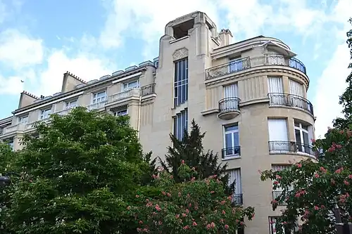 No 1, rue d'Andigné (à l’angle de la chaussée de la Muette).