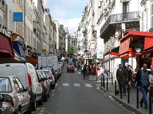 Rue des Martyrs vers la  rue La Vieuville.