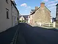 Une rue du bourg de Chanteloup (D 41 en direction de Corps-Nuds).