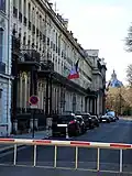 La rue vue de la rue du Faubourg-Saint-Honoré.