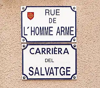 Les plaques de rue en français et en occitan.