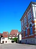 Rue de la Boucherie (derrière la mairie).