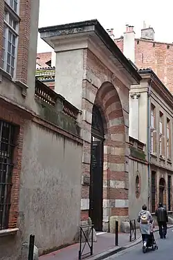 no&nbsp;15 : le portail de l'hôtel de Nupces.