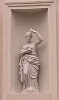 Gros plan sur la statue.