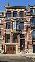 aux nos&nbsp;115 et 117, deux maisons de style éclectique teinté de néo-Renaissance flamande, par et pour l'architecte Victor Steuve en 1911. Façades en briques rehaussées de pierre blanche. Soubassement en pierre bleue. Au no&nbsp;115, maison de trois niveaux et de trois travées. Baies rectangulaires inscrites entre des pilastres colossaux.
