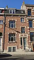 aux nos&nbsp;115 et 117, deux maisons de style éclectique teinté de néo-Renaissance flamande, par et pour l'architecte Victor Steuve en 1911. Façades en briques rehaussées de pierre blanche. Soubassement en pierre bleue. Au no&nbsp;117, maison de deux niveaux sous mansarde et de deux travées inégales en décalage. En travée principale, fenêtres de caves jumelées et grillagées.
