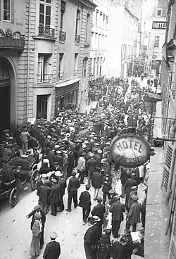 Rue du Croissant en 1914 : attroupement devant le no&nbsp;10.