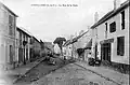 La rue du Houx vers le début du XXe&nbsp;siècle, au fond le bâtiment de ferme ayant été démoli plus tard pour percer l’actuelle rue Jean-Jaurès.