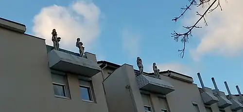 des bâtiments.