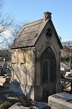 Chapelle funéraire de la famille Courtois-Rouvray (fin XIXe&nbsp;siècle néogothique), inscrite à l'inventaire.