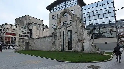 Ruines de l'église Saint-Vincent de Rouen. On distingue encore le portail sud devant le siège du réseau Astuce (transports en commun de la métropole Rouen Normandie).