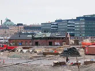 Ruines de l'entrepôt en 2007. Au premier plan  travaux de fondation de la Maison de la musique d'Helsinki.