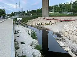 La Bièvre découverte sous l'autoroute A6a.