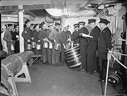 Photographie de marins recevant du rhum