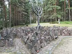 Mémorial aux 25&nbsp;000 Juifs massacrés dans la Forêt de Rumbula en 1941 par les troupes nazies et les collaborateurs lettons locaux.