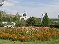 Jardins et nouvelle église dans le village de Roupité