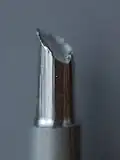 Rupture en traction d'une éprouvette en aluminium de 8&nbsp;mm de diamètre, avec plan de rupture à 45°