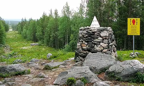 Marque des frontières norvégienne, finlandaise et russe.