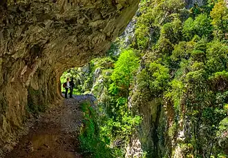 Sentier du Cares taillé dans la paroi verticale.